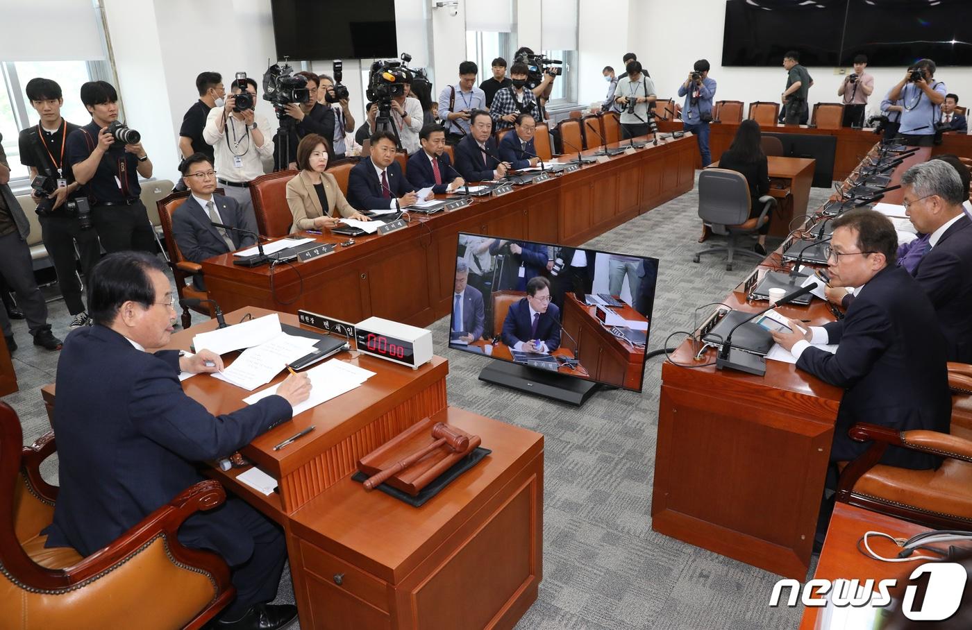 본문 이미지 - 송기헌 더불어민주당 국회 윤리특위 간사가 30일 오전 서울 여의도 국회에서 열린 윤리특별위원회 전체회의에서 발언을 하고 있다. 이날 국회 윤리위는 거액의 가상자산 투자 논란을 일으킨 김남국 무소속 의원에 대한 국회 차원의 징계 절차를 본격적으로 시작한다. 2023.5.30/뉴스1 ⓒ News1 송원영 기자
