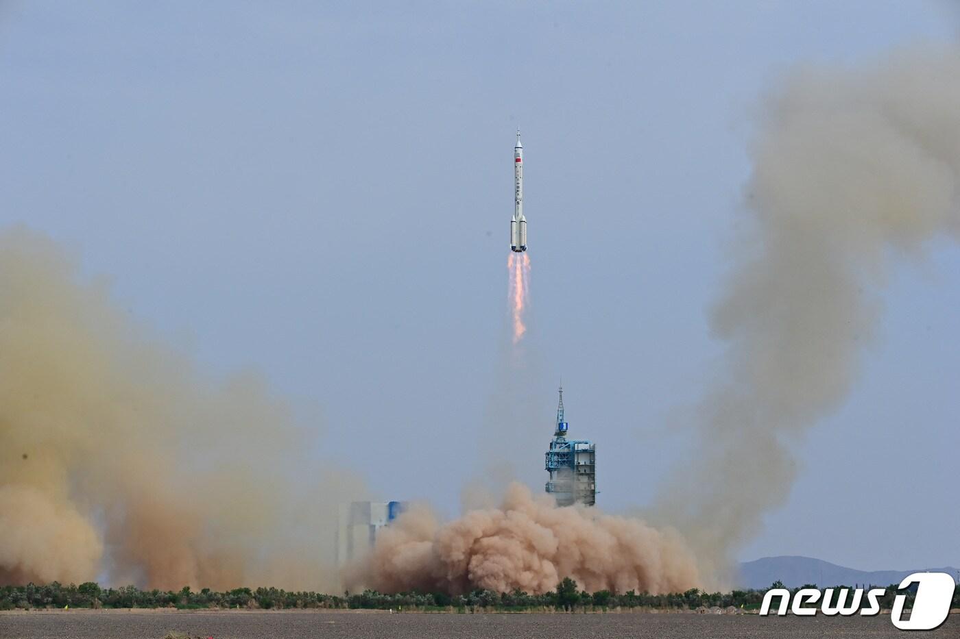 중국 국가항천국(CNSA)아 30일(현지시간) 간쑤성에 있는 주취안 위성발사센터에서 자국의 우주정거장인 '톈궁'을 향해 유인 우주선 '션저우 16호'를 실은 '창정 2호-F 야오' 로켓을 쏘아 올렸다. 2023.05.30. ⓒ 로이터=뉴스1 ⓒ News1 이유진 기자