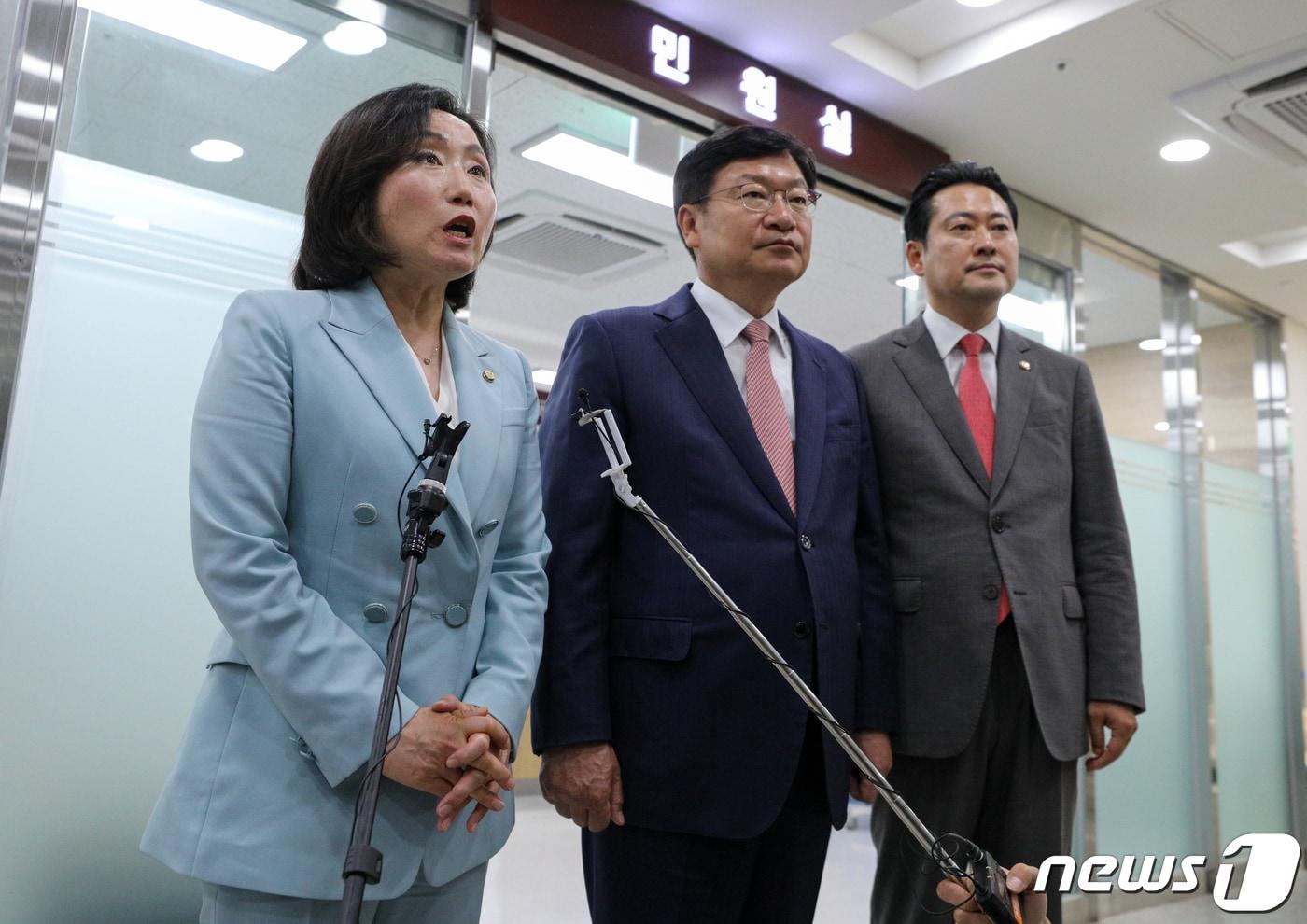 본문 이미지 - 국회 법사위 소속 전주혜 국민의힘 법률자문위원장(왼쪽부터), 정점식 의원, 장동혁 의원이 30일 서울 종로구 헌법재판소 민원실 앞에서 노란봉투법(노동조합 및 노동관계조정법 일부개정 법률안) 직회부(부의 요구) 법률안에 대한 권한쟁의심판청구 및 효력정지 가처분 신청을 마친 뒤 발언하고 있다. 2023.5.30/뉴스1 ⓒ News1 안은나 기자
