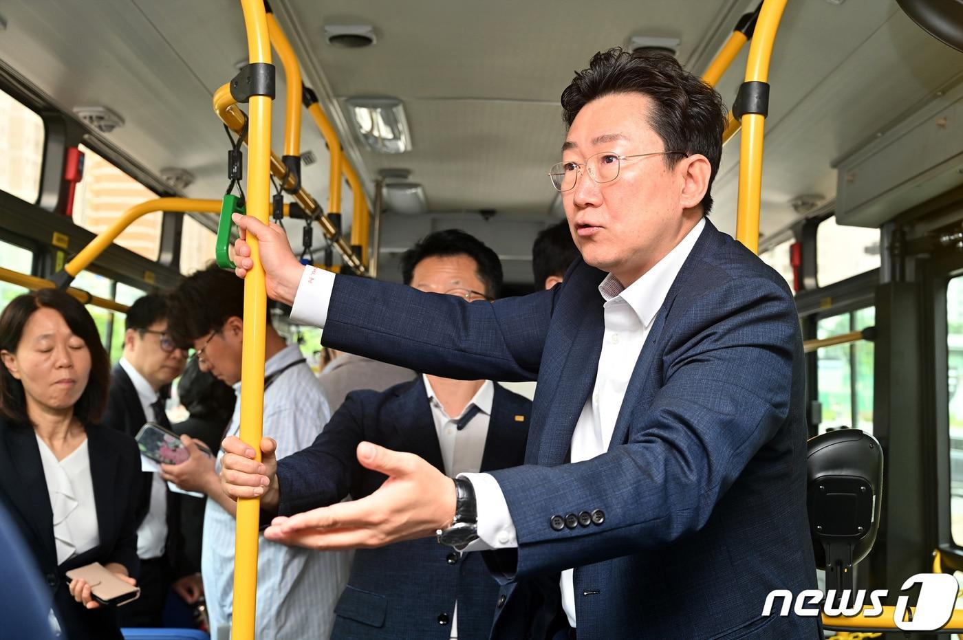 본문 이미지 - 강원 원주 혁신도시와 기업도시를 잇는 새로운 급행 시내버스 노선인 '혁기버스'(111번)의 개통식이 30일 혁신도시 중흥S클래스 프라디움 아파트 앞 정류장에서 열린 가운데, 이날 원강수 원주시장이 지역 기관장들과 시승행사에 나서고 있다. (원주시 제공) 2023.5.30/뉴스1