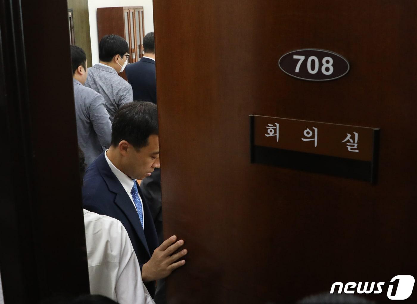 본문 이미지 - 서울경찰청 반부패공공범죄수사대가 30일 서울 여의도 국회 본청에서 한동훈 법무부 장관 개인정보 유출 혐의 관련해 국회 사무처 압수수색을 벌이고 있다.  2023.5.30/뉴스1 ⓒ News1 송원영 기자