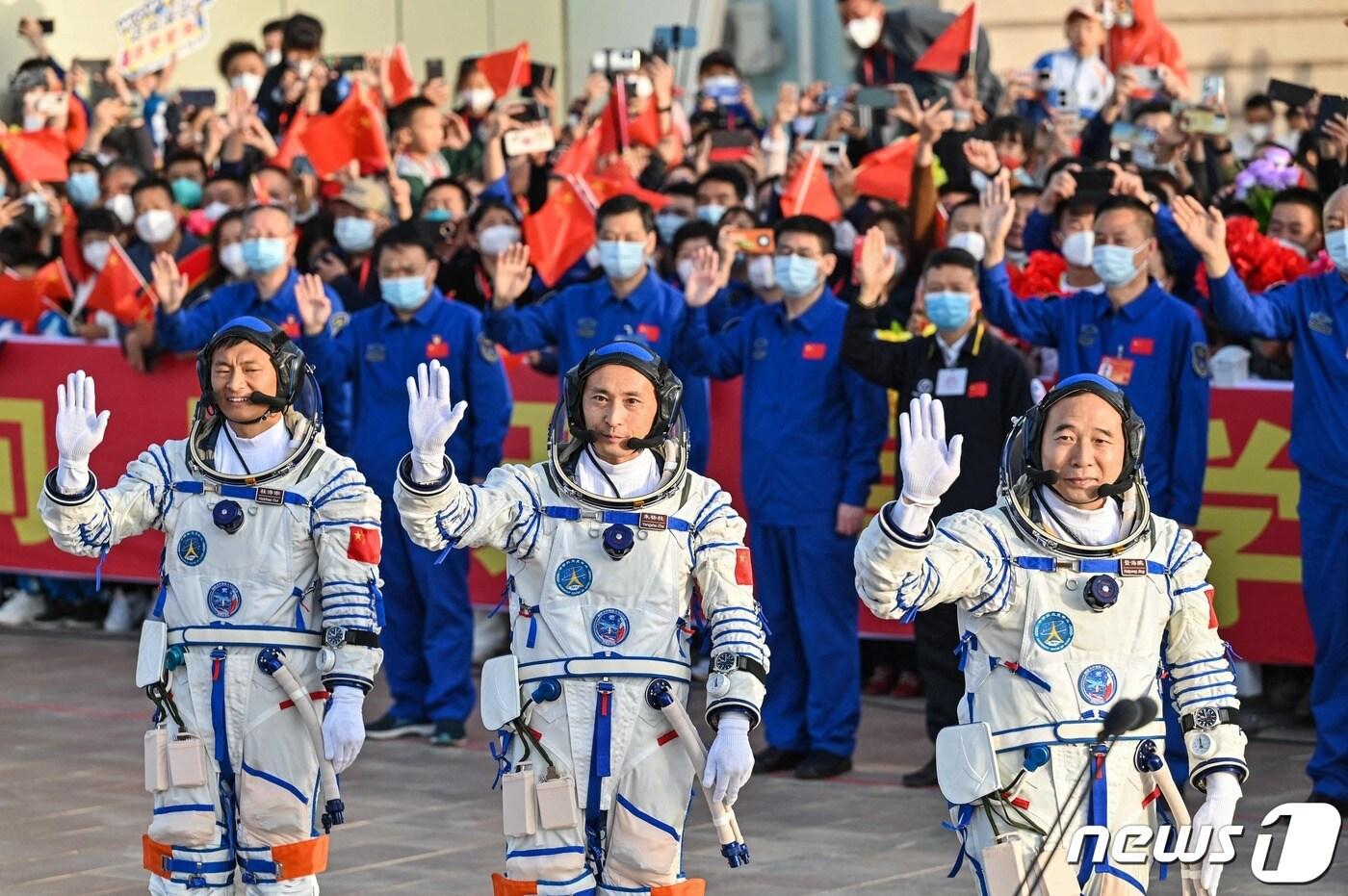 중국 우주 비행사 징하이펑과 주양주, 구이하이차오가 30일(현지시간) 간쑤성 주취안 위성 발사 센터에서 선저우 16호 우주선을 실은 창정 2호 로켓의 발사에 앞서 열린 전송식서 손을 흔들고 있다. 2023. 5.30 ⓒ AFP=뉴스1 ⓒ News1 우동명 기자