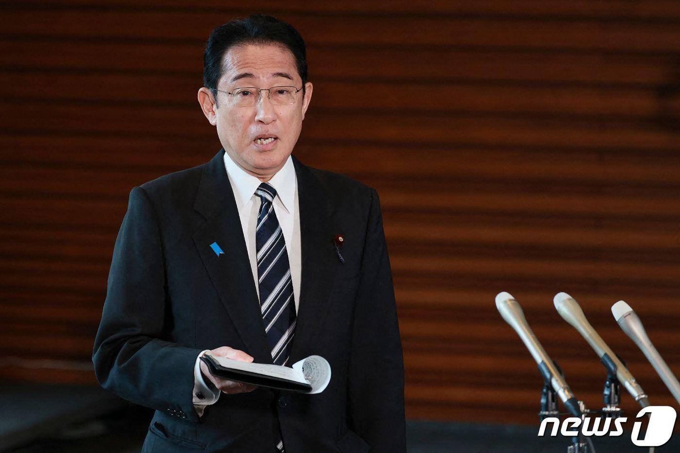 본문 이미지 - 기시다 후미오 일본 총리가 도쿄 총리 관저에서 북한의 인공위성 발사 통보와 관련해 취재진을 만나 파괴조치 명령을 내렸다고 밝히고 있다. 2023. 5.30 ⓒ AFP=뉴스1 ⓒ News1 우동명 기자