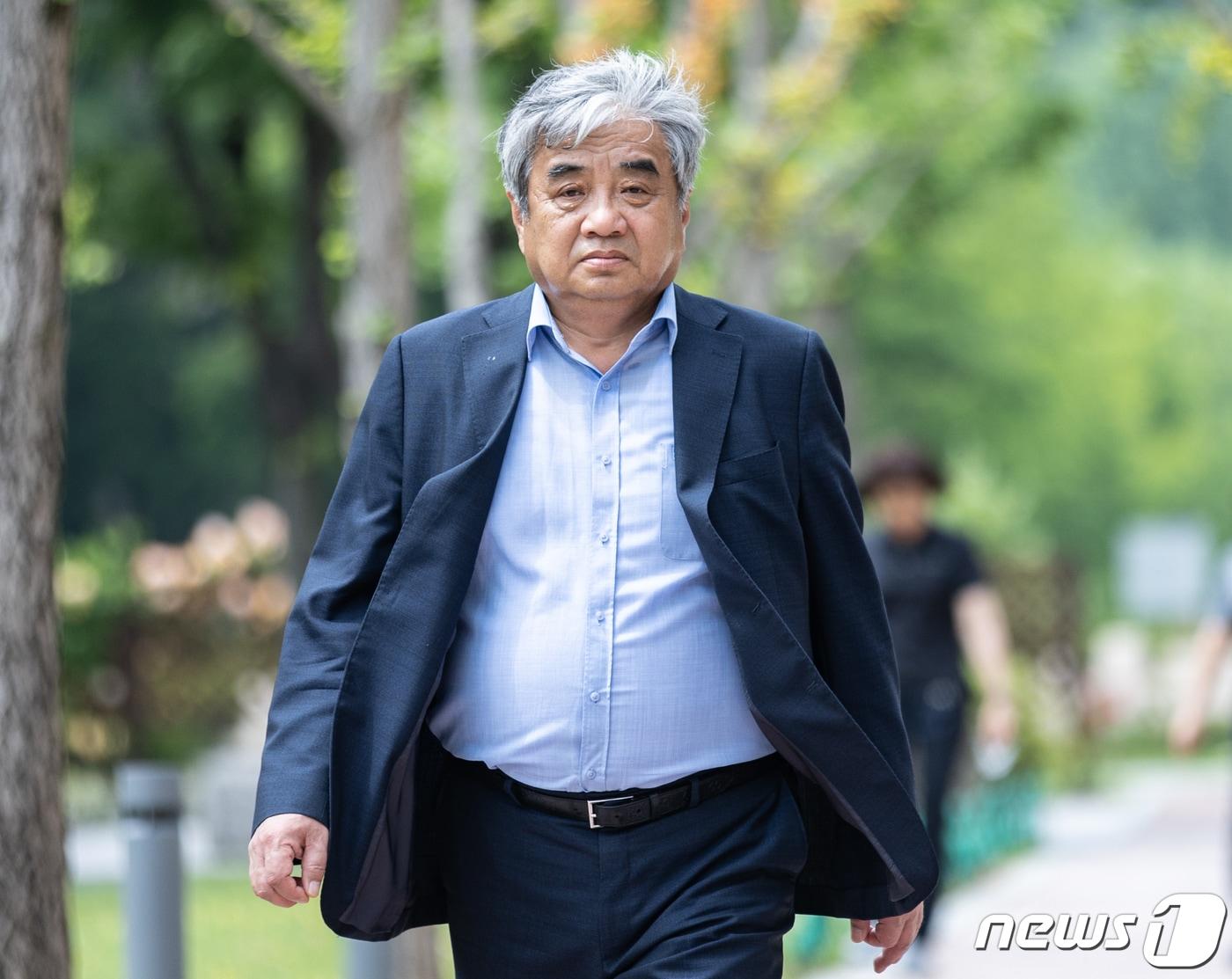 본문 이미지 - 한상혁 방송통신위원회 위원장이 30일 오전 경기도 과천시 정부과천청사 방송통신위원회에서 나와 차량으로 향하고 있다. 2023.5.30/뉴스1 ⓒ News1 이재명 기자