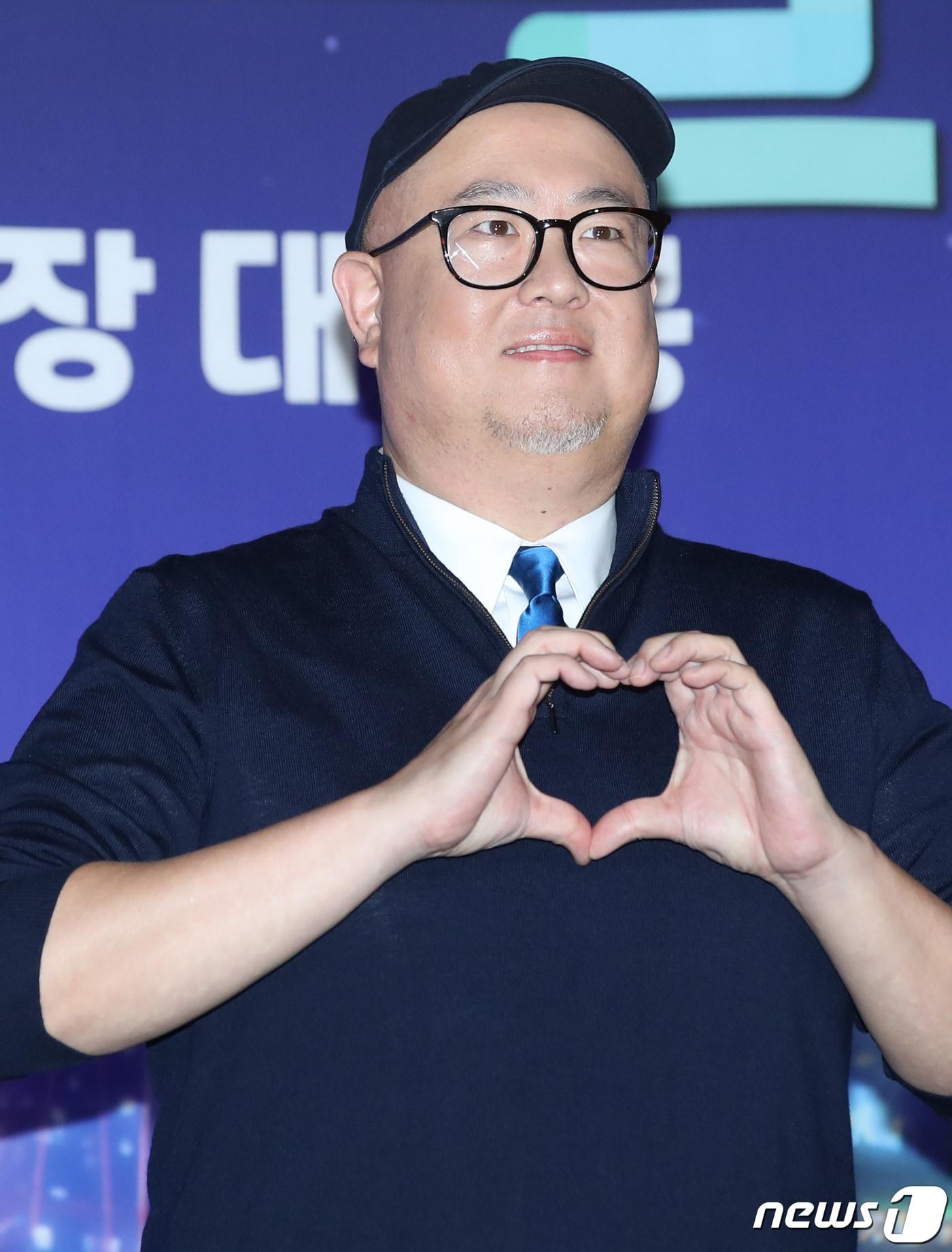 본문 이미지 - 피터 손 감독이 30일 서울 용산CGV에서 열린 디즈니·픽사 애니메이션 '엘리멘탈' 기자간담회에서 포즈를 취하고 있다. '엘리멘탈'은 불·물·공기·흙 4원소가 살고 있는 엘리멘트 시티에서 재치 있고 불처럼 열정 넘치는 앰버가 유쾌하고 감성적이며 물 흐르듯 사는 웨이드를 만나 특별한 우정을 쌓으며 자신의 새로운 가능성을 발견하는 이야기를 그렸다. 2023.5.30/뉴스1 ⓒ News1 권현진 기자