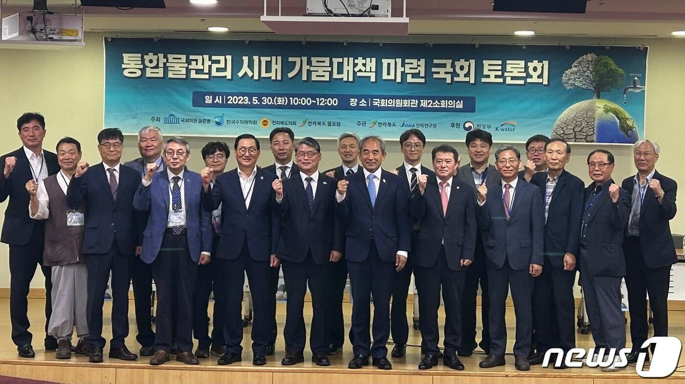 본문 이미지 - 30일 임승식 전북도의원(앞줄 왼쪽 네번째)이 국회에서 '가뭄대책' 토론회를 개최했다.(전북도의회제공)2023.5.30/뉴스1