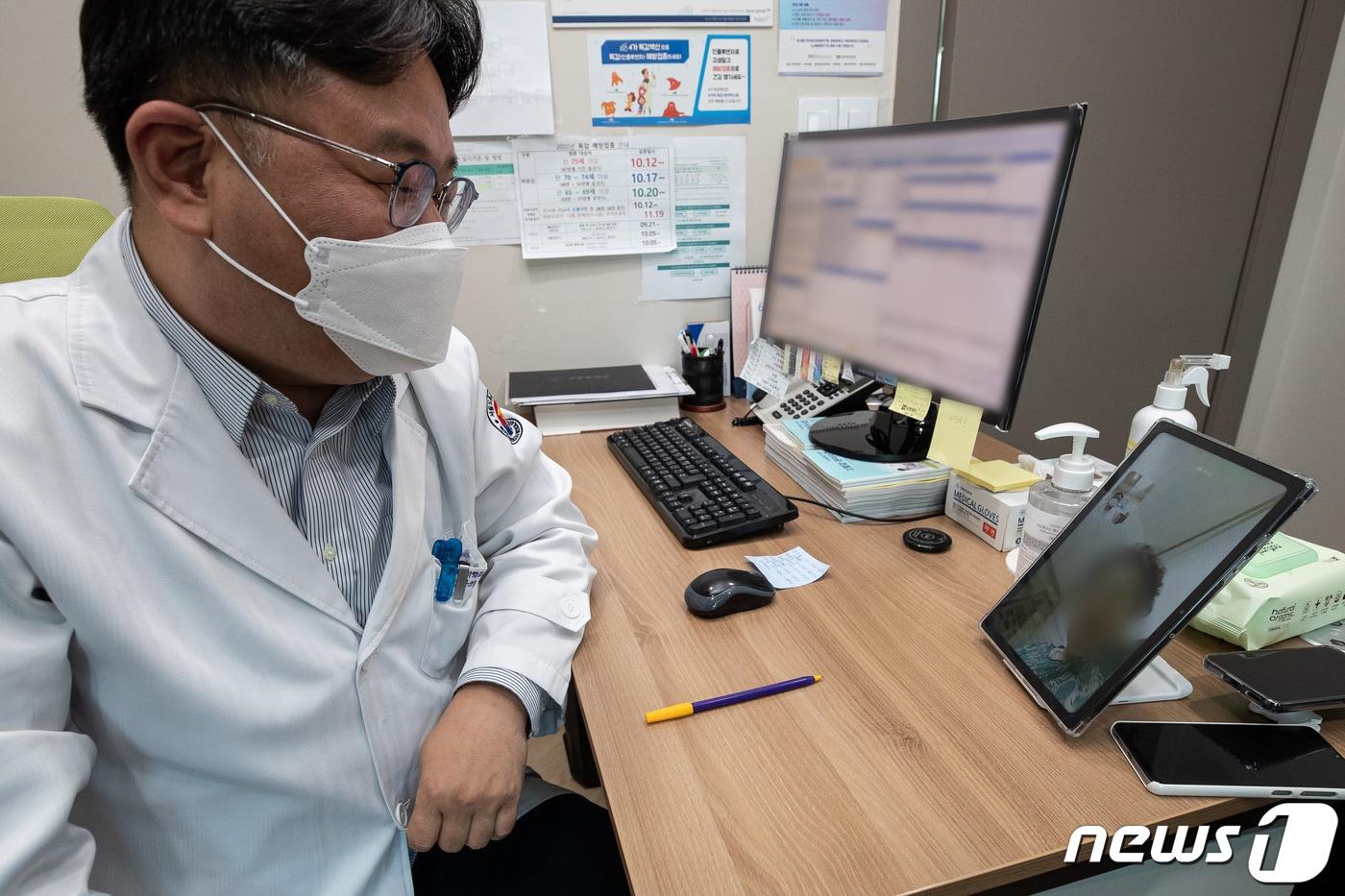 백재욱 도봉구의사회 총무이사가 30일 서울 도봉구 한 의원에서 비대면진료 시범사업 관련 비대면진료 실행과정을 시연하고 있다. 보건복지부는 30일 오전 제9차 건강보험정책심의위원회에 '비대면진료 시범사업 추진방안'을 보고하고 오는 6월 1일부터 시범사업을 실시한다고 밝혔다. 비대면진료는 의원급 의료기관에서 대면진료 경험이 있는 재진 환자를 중심으로 이뤄진다. 2023.5.30/뉴스1 ⓒ News1 유승관 기자