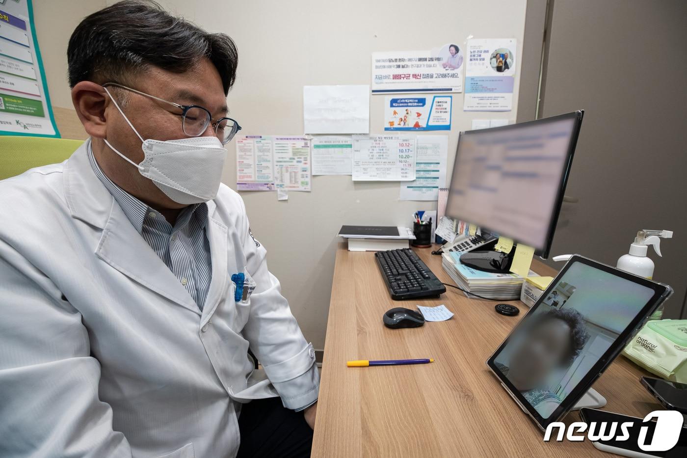 서울 도봉구 한 의원에서 비대면진료 시범사업 관련 비대면진료 실행과정을 시연하고 있다. 2023.5.30/뉴스1 ⓒ News1 유승관 기자
