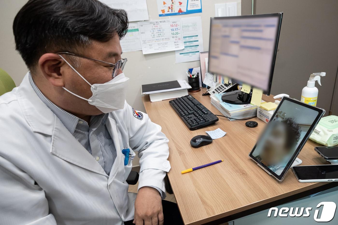 백재욱 도봉구의사회 총무이사가 2023년 5월 30일 서울 도봉구 한 의원에서 비대면 진료 시범사업 관련 비대면 진료 실행과정을 시연하고 있다. 2023.5.30/뉴스1 ⓒ News1 유승관 기자