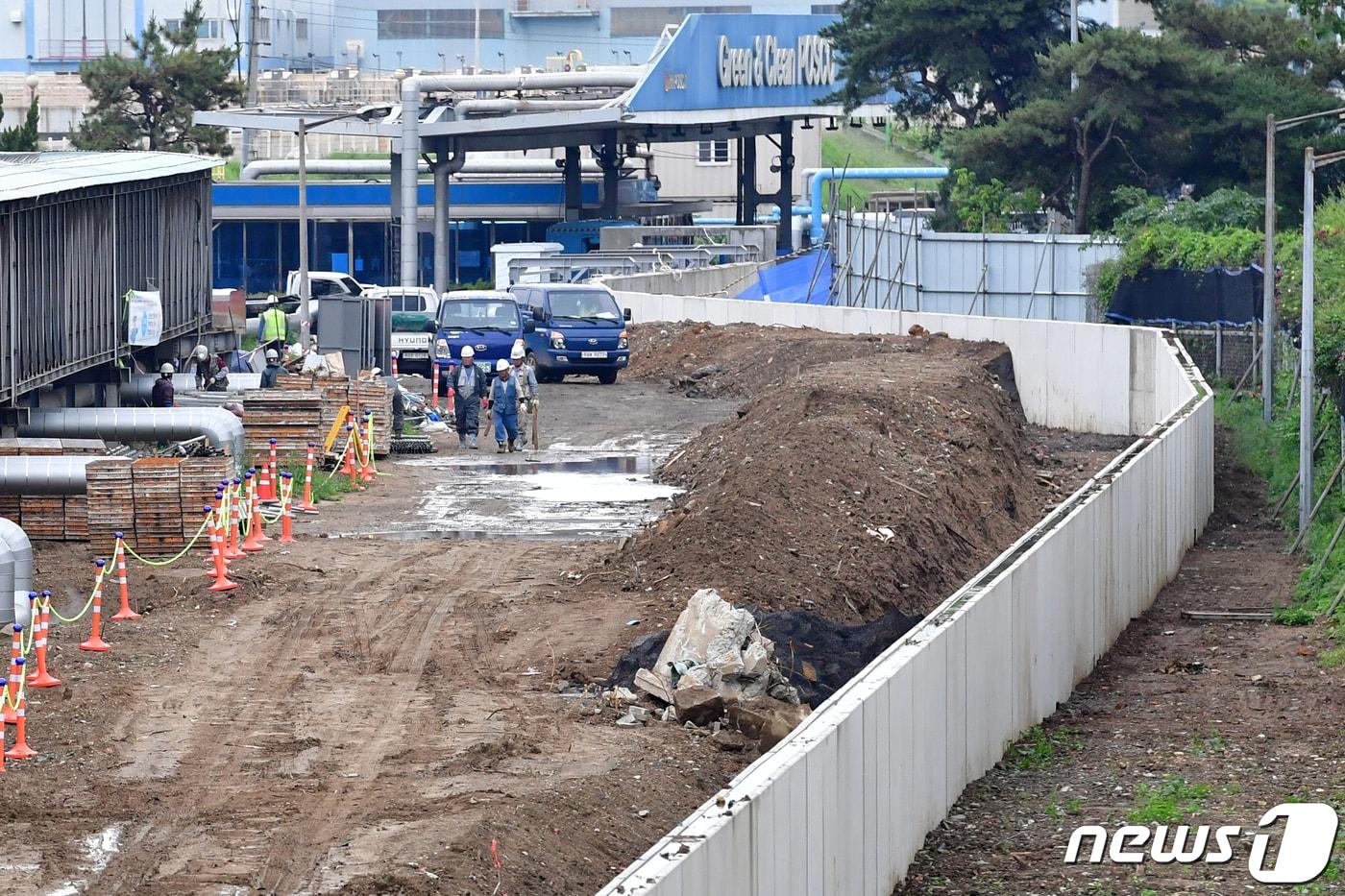 본문 이미지 - 차수벽 공사 중인 포스코 포항제철소 인근 모습.2023.5.30/뉴스1 ⓒ News1 최창호 기자