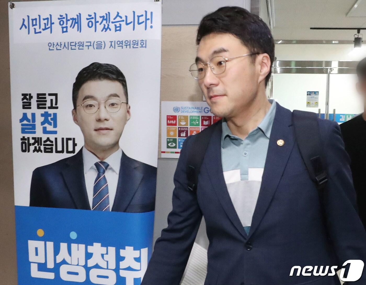본문 이미지 - 가상자산(암호화폐) 거래 논란으로 더불어민주당을 탈당한 김남국 무소속 의원이 30일 오전 경기 안산시 단원구에 위치한 지역사무소에서 나오고 있다. 2023.5.30/뉴스1 ⓒ News1 김영운 기자