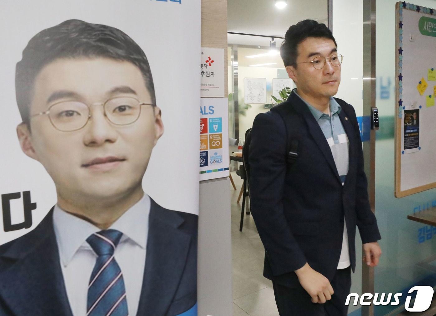 본문 이미지 - 가상자산(암호화폐) 거래 논란으로 더불어민주당을 탈당한 김남국 무소속 의원이 30일 오전 경기 안산시 단원구에 위치한 지역사무소에서 나오고 있다. 2023.5.30/뉴스1 ⓒ News1 김영운 기자