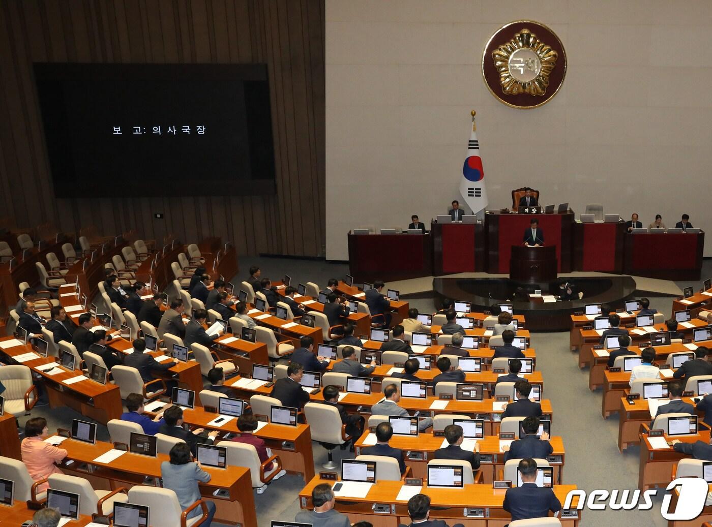 본문 이미지 - 지난달 30일 오후 서울 여의도 국회에서 열린 제406회 국회(임시회) 제2차 본회의에서 정당법 위반 혐의(더불어민주당 전당대회 돈봉투 의혹)로 구속영장이 청구된 윤관석·이성만 무소속 의원의 체포동의안이 보고되고 있다. 2023.5.30/뉴스1 ⓒ News1 송원영 기자
