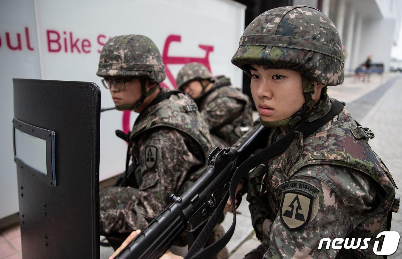 서울 강남구 무역센터 소방도로에서 열린 2023년 재난대비 안전강남훈련에서 군 장병들이 테러 진압 훈련을 하고 있다./뉴스1 ⓒ News1 이재명 기자