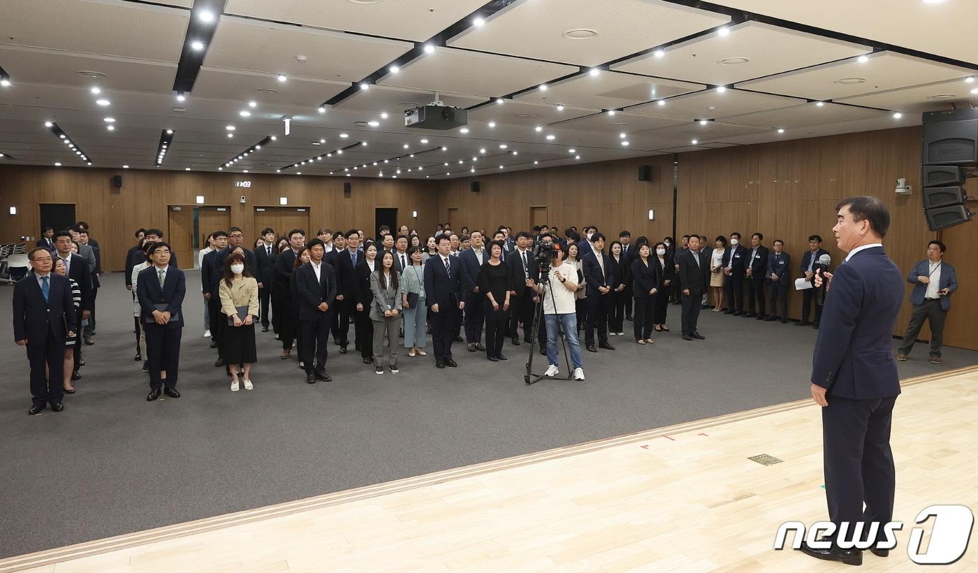 본문 이미지 - 염종현 경기도의회 의장이 30일 ‘정책지원관 신규직원 임용장 수여식’에서 “정책지원관과 기존의 사무처 인력이 서로 시너지를 발휘해 의정성과를 극대화 했으면 한다”는 기대감을 나타냈다.(경기도의회 제공)/