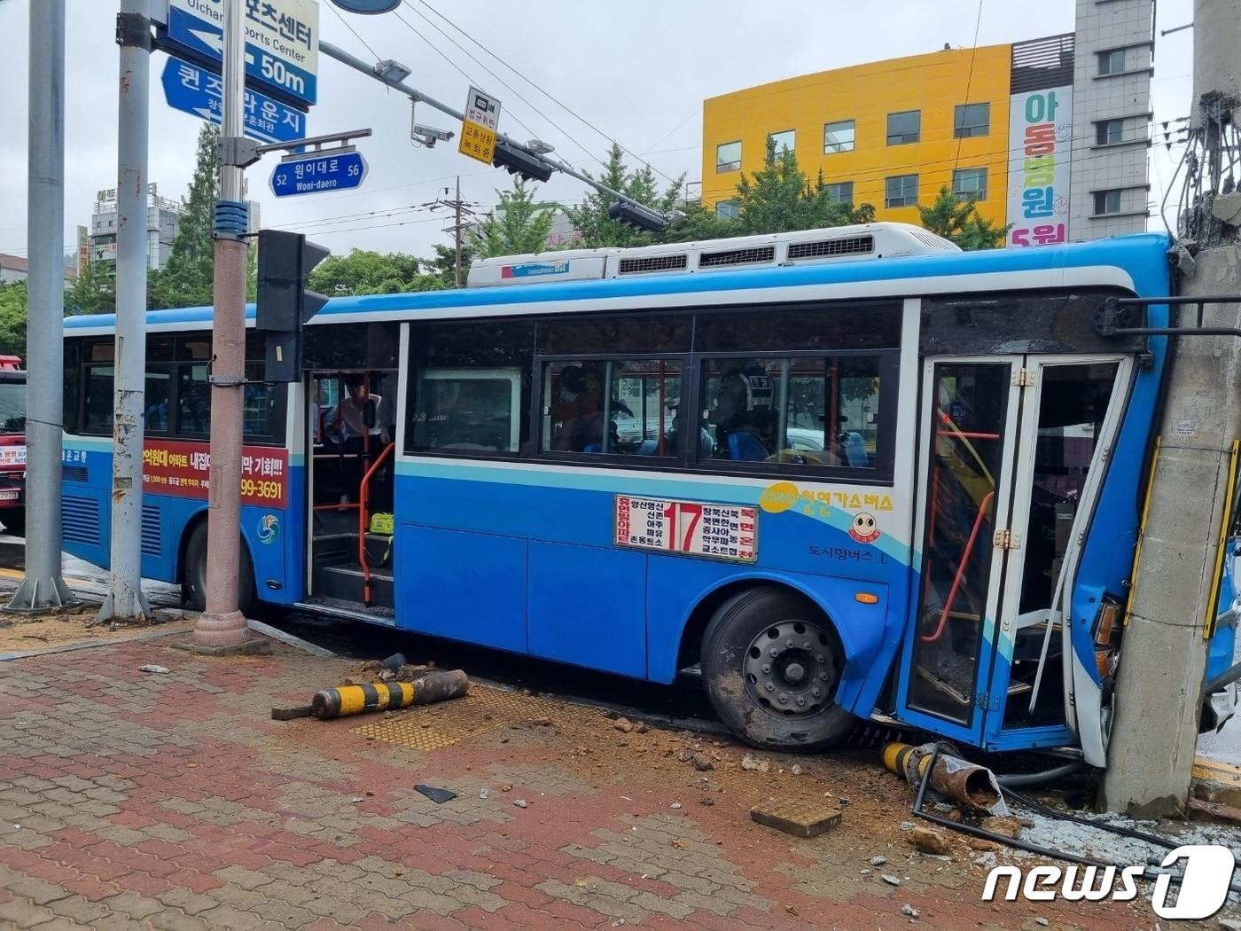 본문 이미지 - 지난 28일 오후 2시 20분께 경남 창원시 의창구 도계동 원이대로의 편도 5차선 도로 상에서 시내버스가 도로변의 전신주를 들이받는 사고가 발생했다. 사진은 사고 현장 모습.(창원소방본부 제공)