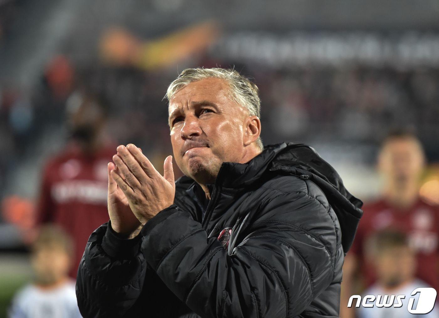 본문 이미지 - 전북 현대 부임을 앞둔 페트레스쿠 감독 ⓒ AFP=뉴스1