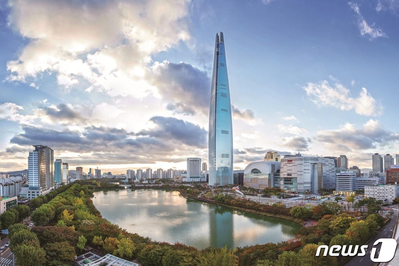 본문 이미지 - 롯데월드타워 전경(롯데지주 제공)
