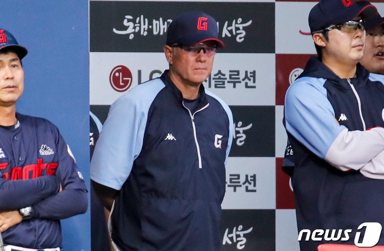 본문 이미지 - 30일 오후 서울 송파구 잠실야구장에서 열린 2023 신한 SOL KBO리그 롯데 자이언츠와 LG 트윈스의 경기, 롯데 래리 서튼 감독이 경기를 지켜보고 있다. 2023.5.30/뉴스1 ⓒ News1 김도우 기자