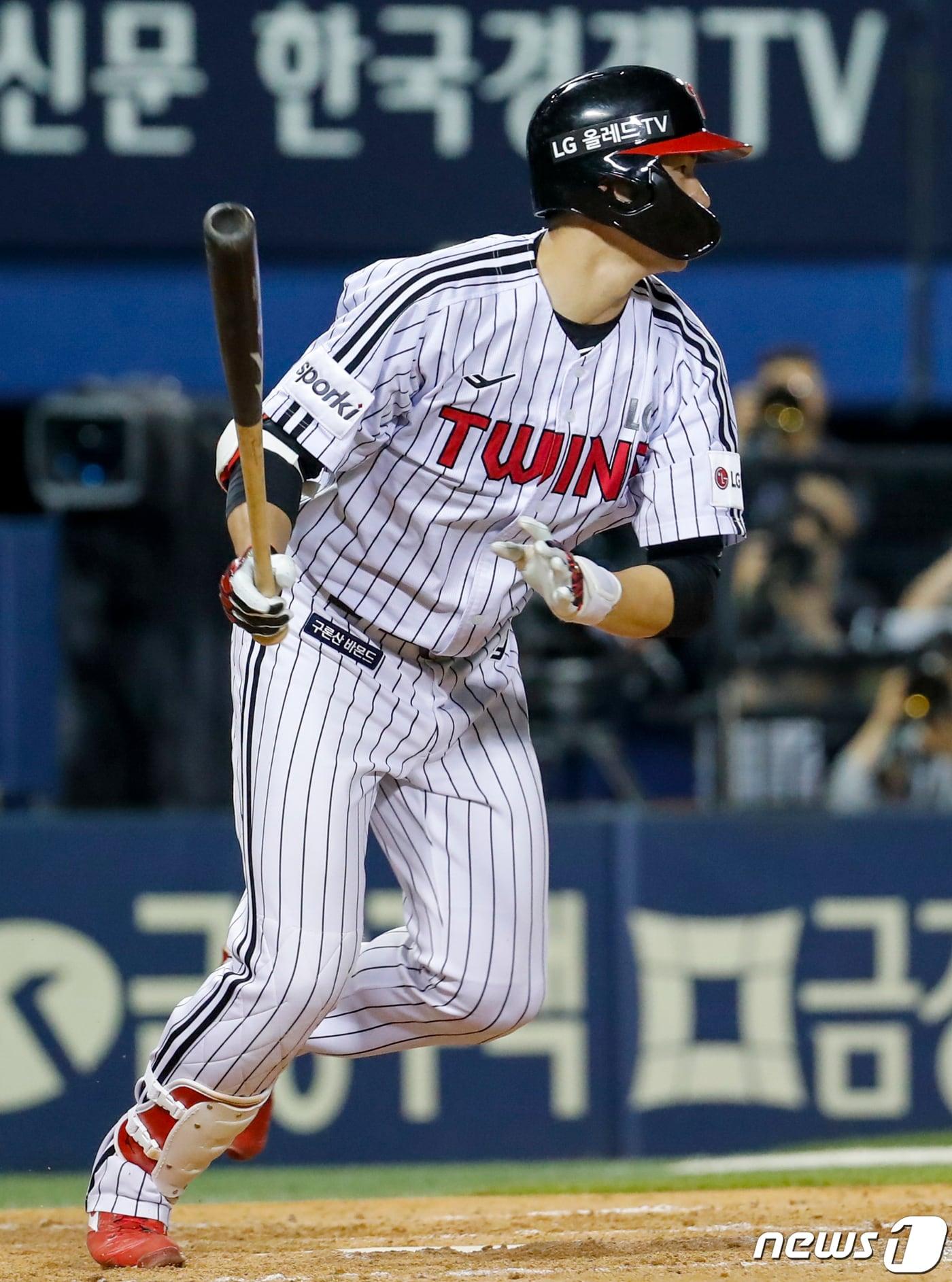 본문 이미지 - 30일 오후 서울 송파구 잠실야구장에서 열린 2023 신한 SOL KBO리그 롯데 자이언츠와 LG 트윈스의 경기, 5회말 무사 2,3루 상황에서 LG 홍창기가 2타점 적시타를 치고 있다. 2023.5.30/뉴스1 ⓒ News1 김도우 기자
