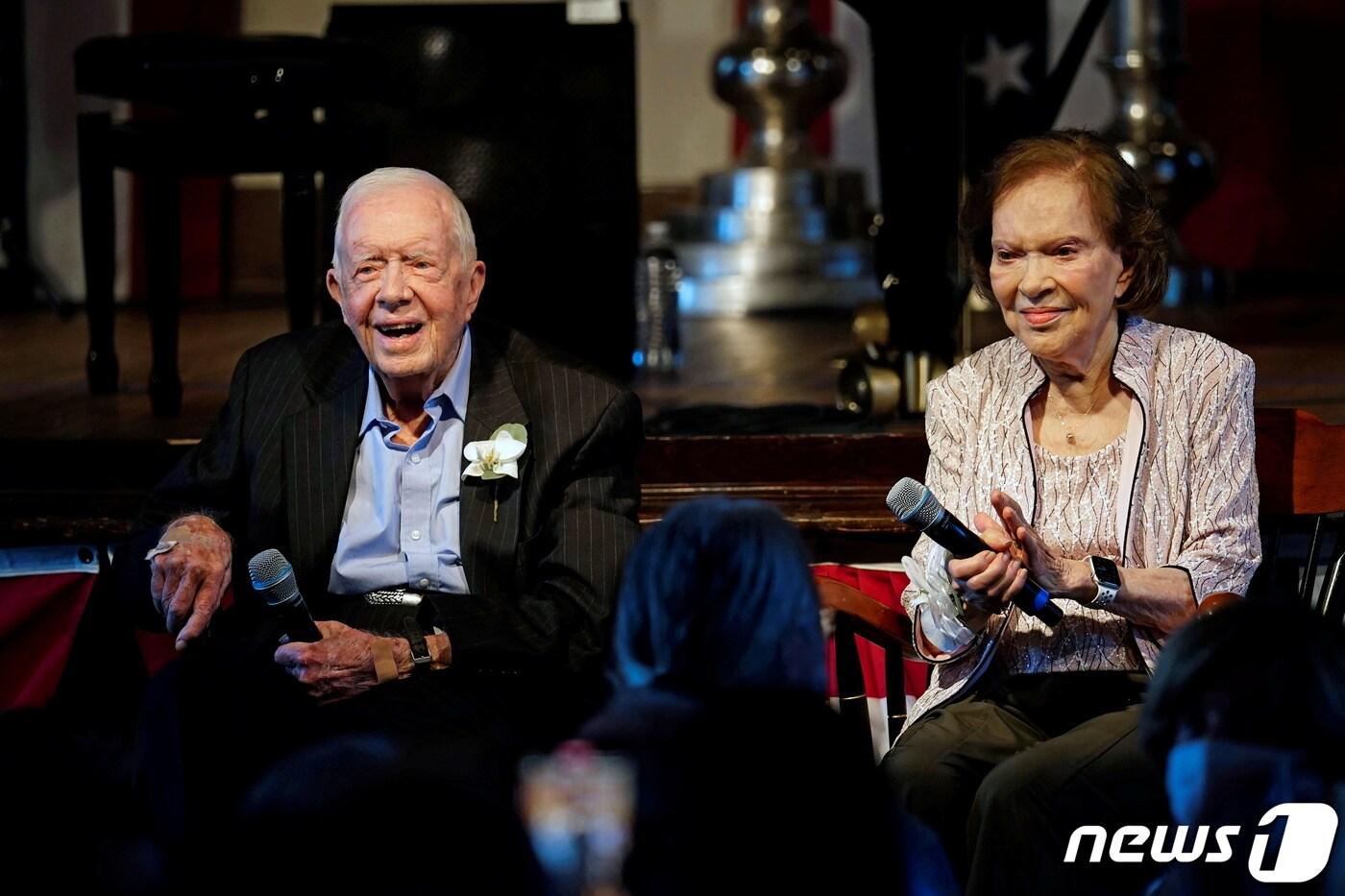 본문 이미지 - 10일(현지시간) 지미 카터 미국 전 대통령과 배우자 로잘린 카터 여사가 미국 조지아주 플레인스에서 결혼 75주년 행사에서 환하게 웃고 있다. 2021.07.10/ ⓒ 로이터=뉴스1 ⓒ News1 박재하 기자