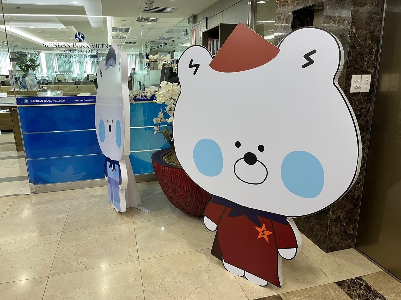 본문 이미지 - 베트남 호찌민시에 위치한 한 신한베트남은행 지점 앞에 현지 정통의상을 입은 신한금융그룹 대표 캐릭터 '쏠'이 고객을 맞고 있다. /뉴스1 ⓒ News1 신병남 기자