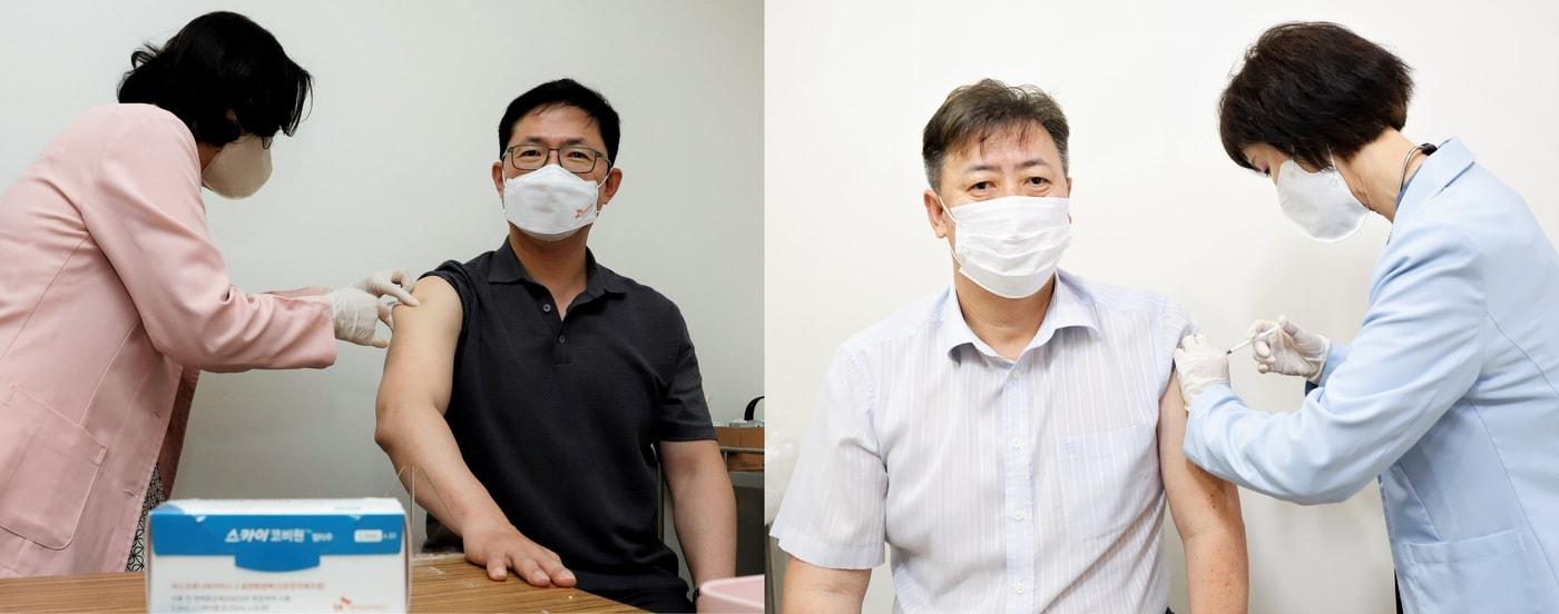 본문 이미지 - 안재용 SK바이오사이언스 사장(왼쪽)과 김훈 대표가 스카이코비원을 접종하고 있다./SK바사 제공
