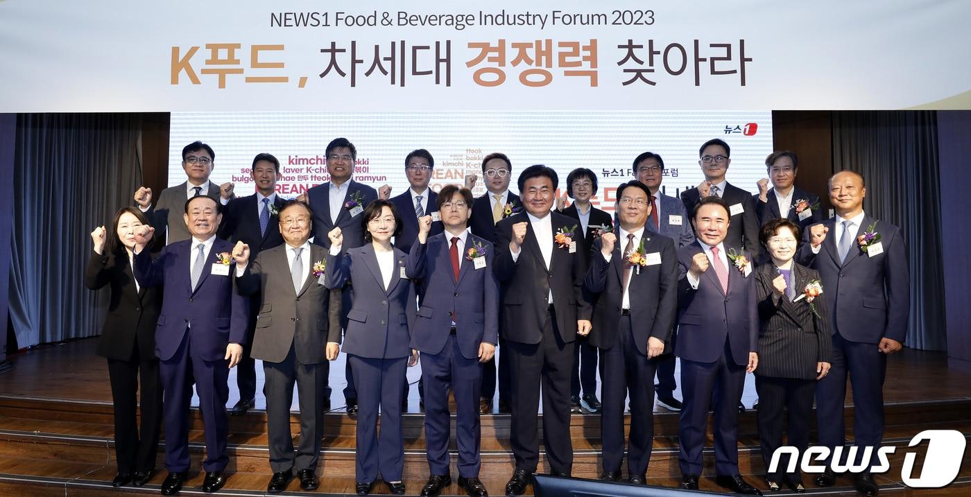 본문 이미지 - 31일 서울 중구 은행회관 국제회의실에서 'K푸드, 차세대 경쟁력 찾아라'를 주제로 열린 2023 뉴스1 F&B산업포럼에 앞서 이영섭 뉴스1 대표이사, 소병훈 국회 농림식품해양수산위원장, 김인중 농림축산식품부 차관, 윤홍근 제너시스 BBQ그룹 회장 등 참석자들이 기념촬영을 하고 있다. 2023.5.31/뉴스1 ⓒ News1 박지혜 기자