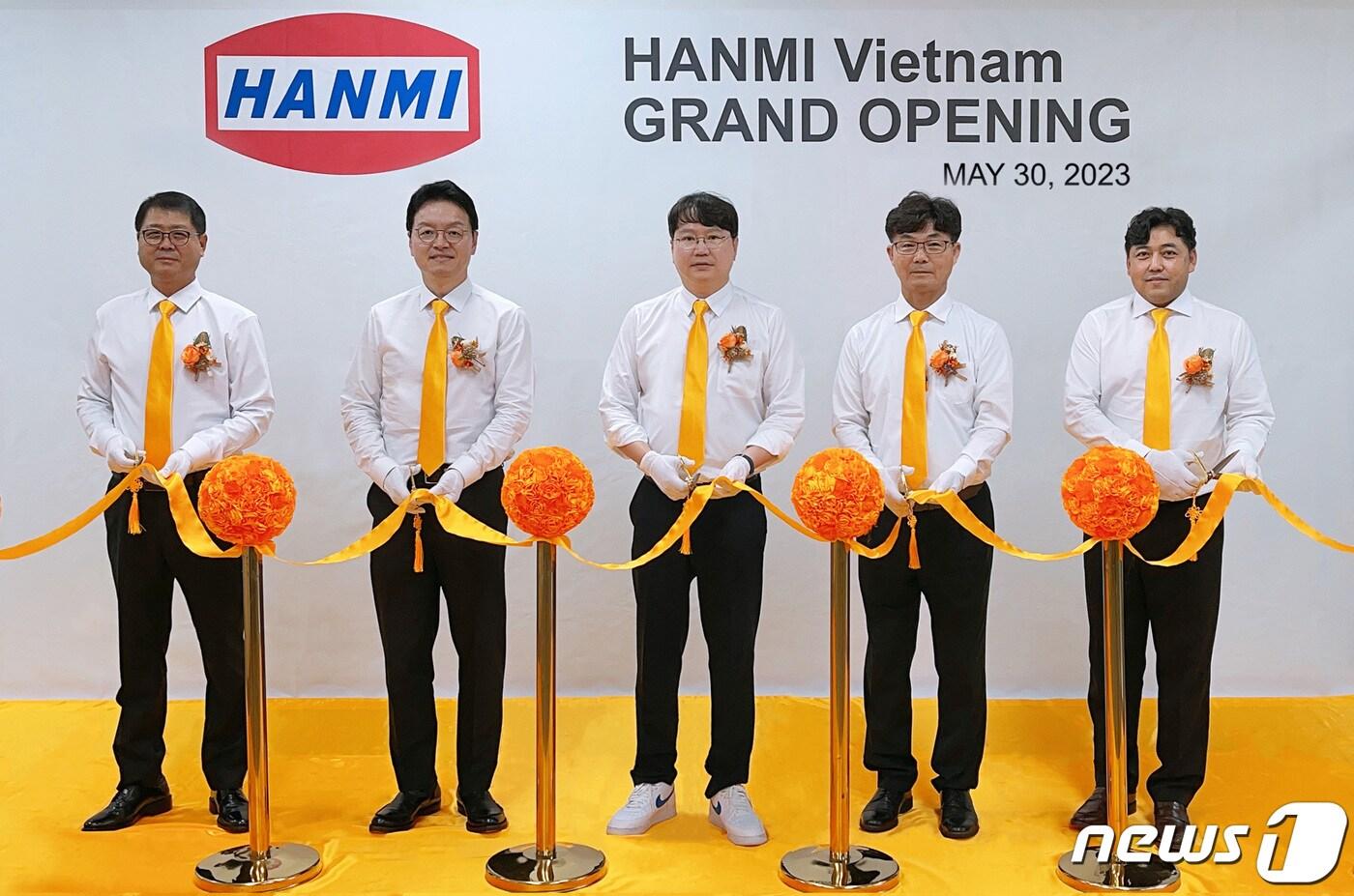 한미반도체 관계자들이 한미베트남 법인 설립을 기념하는 사진을 찍고 있다.(한미반도체 제공)  