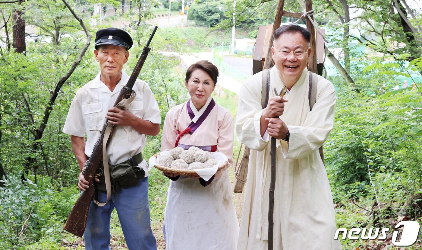 본문 이미지 - 칠곡군은 지난 30일 망정리 328고지 지겟길에서 지게 부대 재현 행사를 개최하고 지게부대 추모비 건립을 알렸다. 왼쪽으로 부터 윤병규 망정1리 이장, 백남희 여사, 김재욱 칠곡군수 (칠곡군 제공) 2023.5.31/뉴스1