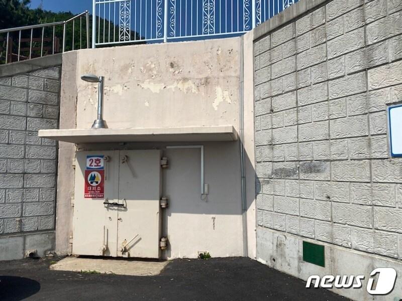 본문 이미지 - 북한이 31일 서해 방향으로 북한이 주장하는 우주발사체를 발사해 백령 지역에 경계경보가 울렸다. 인천시 등에 따르면 행정안전부는 이날 오전 6시 29분께 백령도 일대에 경계경보를 발령한다며 재난 문자를 발송했다. 서해 최북단 백령도에 공습경보가 내려지자 섬 주민들이 급히 대피소로 몸을 피했다. 사진은 백령도 대피소.(독자제공)2023.5.31/뉴스1