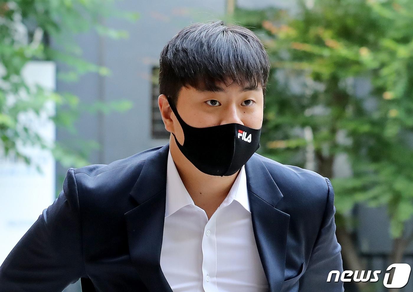 본문 이미지 - 학창시절 후배에게 폭력을 행사한 혐의를 받는 두산베어스 투수 이영하가 31일 오전 서울 마포구 서부지방법원에서 열린 선고 공판에 출석하고 있다. 검찰은 지난 3일 열린 결심공판에서 이영하에게 징역 2년을 선고해달라고 요청했다. 2023.5.31/뉴스1 ⓒ News1 장수영 기자