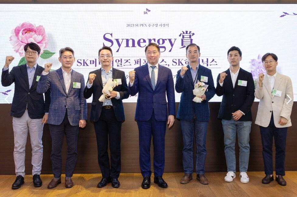 본문 이미지 - 'SUPEX추구상' 시상식에서 이노베이션상과 시너지상을 수상한 SK하이닉스 임직원들이 SK그룹 최태원 회장과 기념촬영을 하고 있다. (SK하이닉스 뉴스룸 제공)