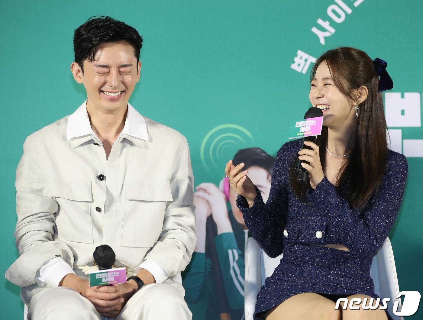 본문 이미지 - 배우 한승연이 31일 서울 광진구 롯데시네마 건대입구점에서 열린 영화 '빈틈없는 사이' 제작보고회에서 이지훈과의 호흡에 대해 이야기를 하고 있다. '빈틈없는 사이'는 방음이 1도 안 되는 벽을 사이에 두고 서로의 일상을 공유하게 된, 뮤지션 지망생 승진과 피규어 디자이너 라니의 동거인 듯 동거 아닌 이야기를 그린 철벽 로맨스다. 2023.5.31/뉴스1 ⓒ News1 권현진 기자