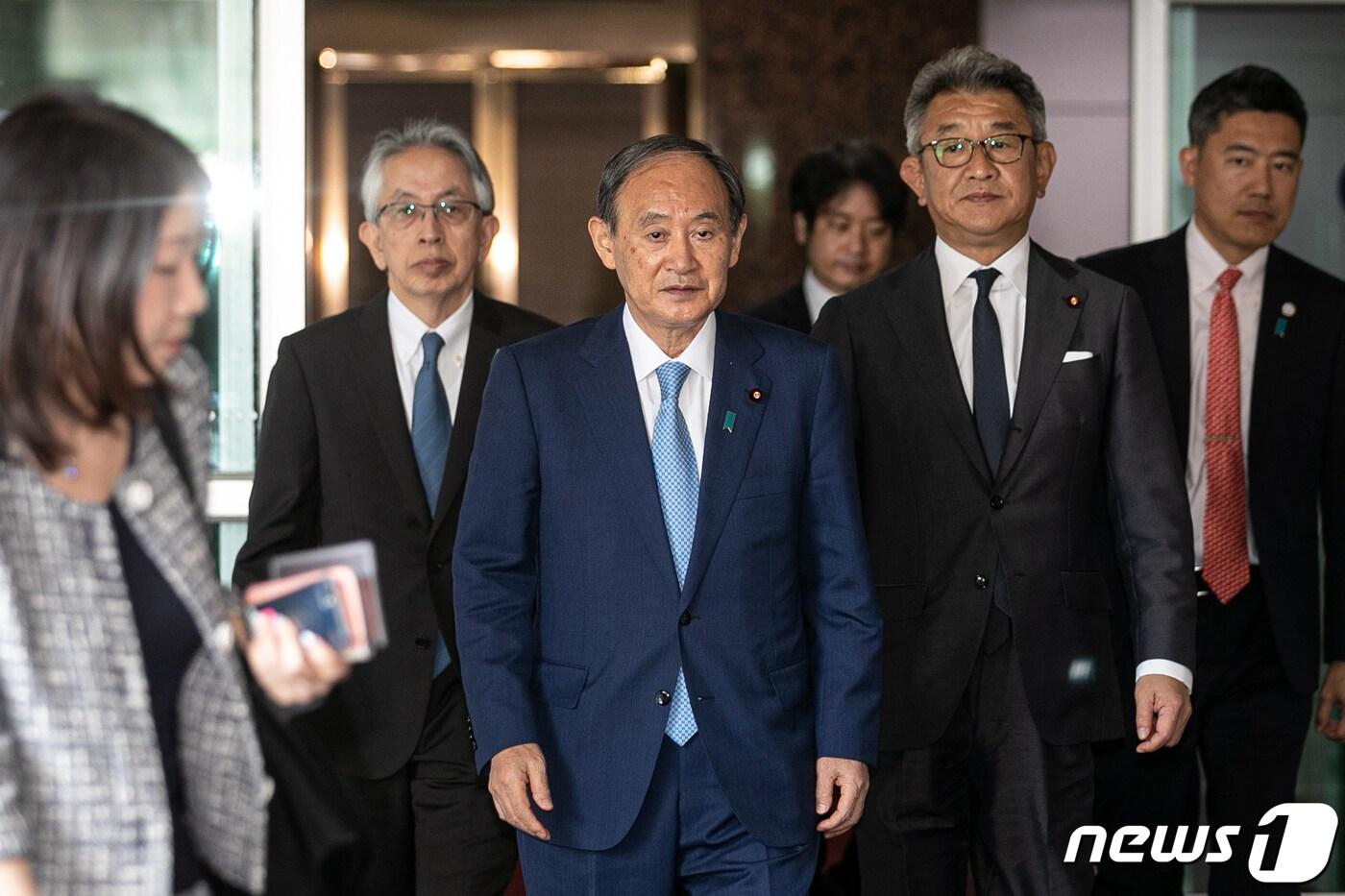 본문 이미지 - 스가 요시히데 전 일본 총리가 31일 오전 서울 김포국제공항을 통해 입국하고 있다. 2023.5.31/뉴스1 ⓒ News1 이승배 기자