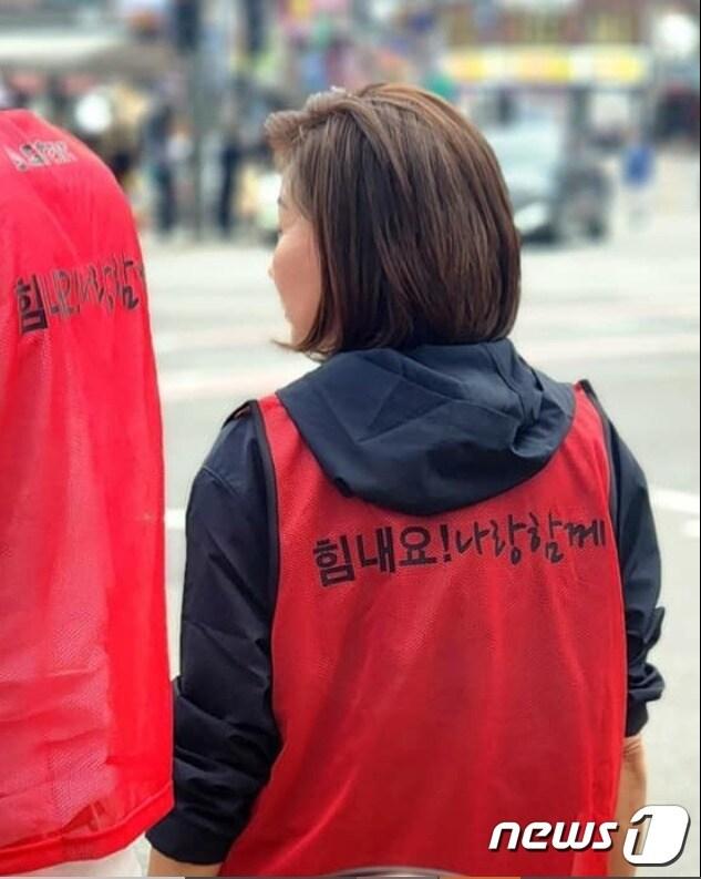 본문 이미지 - 국민의힘 서울동작구을 당협위원장인 나경원 전 의원이 지난 30일 지역봉사단체인 '나봉이' 출범식을 마친 뒤 봉사활동에 나선 모습. (SNS 갈무리) ⓒ 뉴스1