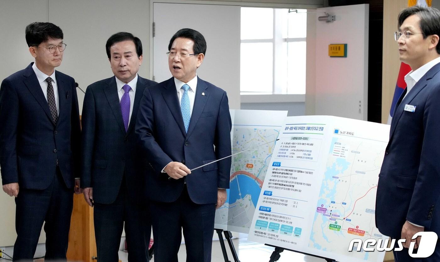 본문 이미지 - 김영록 전라남도지사가 31일 도청 브리핑룸에서 ‘광주~영암·목포 아우토반, 대불산단대교 연결, 무안~남악~오룡을 잇는 트램 도입 등 전남 서남권 SOC 新 프로젝트를 발표하고 있다. 이날 발표장에는 박홍률 목포시장(왼쪽 두번째), 우승희 영암군수(오른쪽 첫번째), 김성훈 무안 부군수(왼쪽 첫번째)가 함께 참석했다.(전남도 제공) 2023.5.31/뉴스1