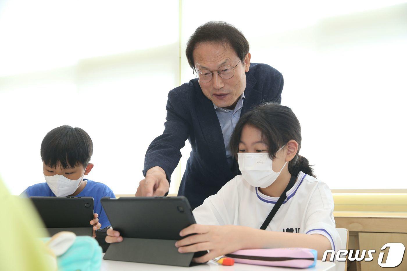 조희연 서울시교육감이 31일 오전 서울 관악구 신성초등학교를 방문해 태블릿 PC, 챗GPT 등을 활용한 인공지능 융합 4학년 영어 수업을 참관하고 있다. (서울시교육청 제공) 2023.5.31/뉴스1