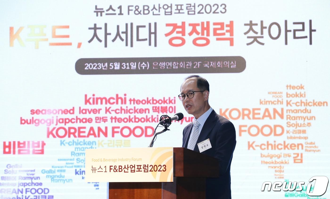 본문 이미지 - 정명교 해태제과 연구소장이 31일 서울 중구 은행회관 국제회의실에서 열린 2023 뉴스1 F&B산업포럼에서 K-푸드 미래경쟁력의 핵심, AI에 대해 발표하고 있다. 'K푸드, 차세대 경쟁력 찾아라'를 주제로 열린 이날 포럼은 K푸드가 어떻게 변화하는 소비 트렌드에 발맞추고 세계인 입맛을 사로잡을 새 경쟁력을 발굴할 수 있을지 논의하기 위해 열렸다. 2023.5.31/뉴스1 ⓒ News1 박지혜 기자