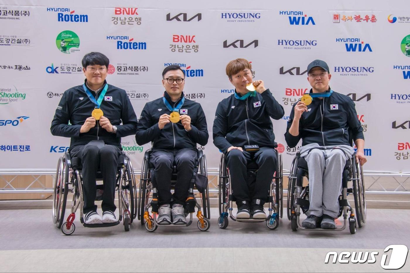 본문 이미지 - '2023 창원장애인사격월드컵대회'에 출전한 충북 청주시청 장애인사격부 선수들. (왼쪽부터)이장호, 김정남, 이명호, 박진호.(청주시 제공).2023.5.31/뉴스1