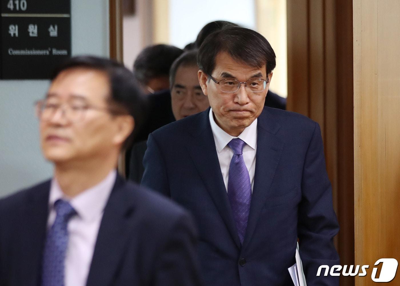 본문 이미지 - 노태악 중앙선거관리위원회 위원장이 31일 오후 경기도 과천 선관위에서 고위직 간부 자녀 특혜 채용 의혹 등 관련 긴급위원회의에 참석하고있다. 2023.5.31/뉴스1 ⓒ News1 구윤성 기자