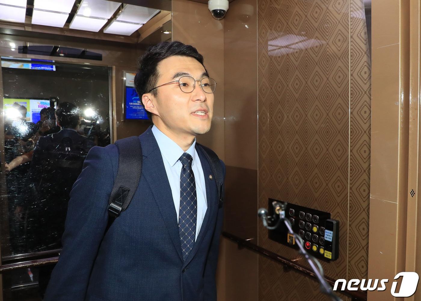 본문 이미지 - 가상자산(암호화폐) 거래 논란으로 더불어민주당을 탈당한 김남국 무소속 의원이 31일 오전 서울 여의도 국회의원회관 사무실에서 나오고 있다. (공동취재) 2023.5.31/뉴스1 ⓒ News1 송원영 기자