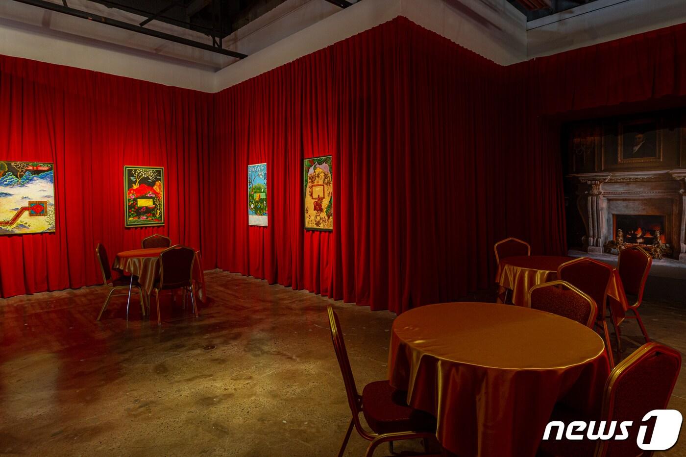 본문 이미지 - 광주비엔날레에 설치된 바킷 부비카노바의 작품. (광주비엔날레 재단 제공) 2023.5.31/뉴스1 ⓒ News1