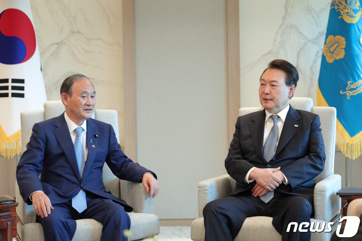 본문 이미지 - 윤석열 대통령이 31일 용산 대통령실 청사에서 스가 요시히데 전 일본 총리를 접견하고 있다. (대통령실 제공) 2023.5.31/뉴스1 ⓒ News1 오대일 기자