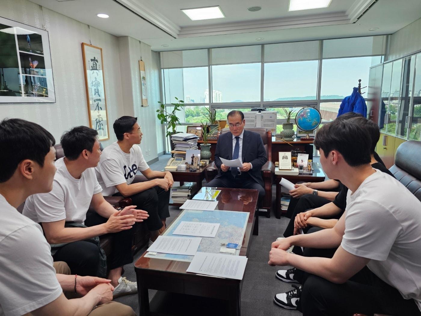 본문 이미지 -  데이원 주장 김강선 등 선수들이 이개호 의원과 만나 임금 체불 등 자신들이 처한 상황에 대해 설명하고 있다. (이개호 의원실 제공)