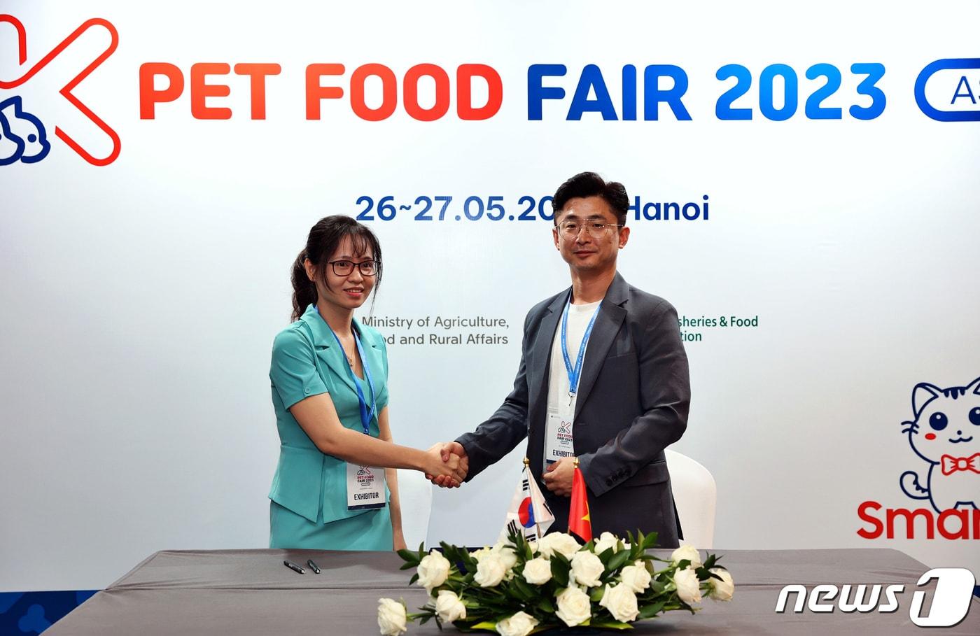 윤희용 메디코펫 본부장과 응우엔 티 하이 하(NGUYEN THI HAI HA) 삼양애니팜 베트남 법인장은 27일 '2023 아세안 케이펫푸드 페어'에서 업무협약을 맺었다.(메디코펫 제공) ⓒ 뉴스1