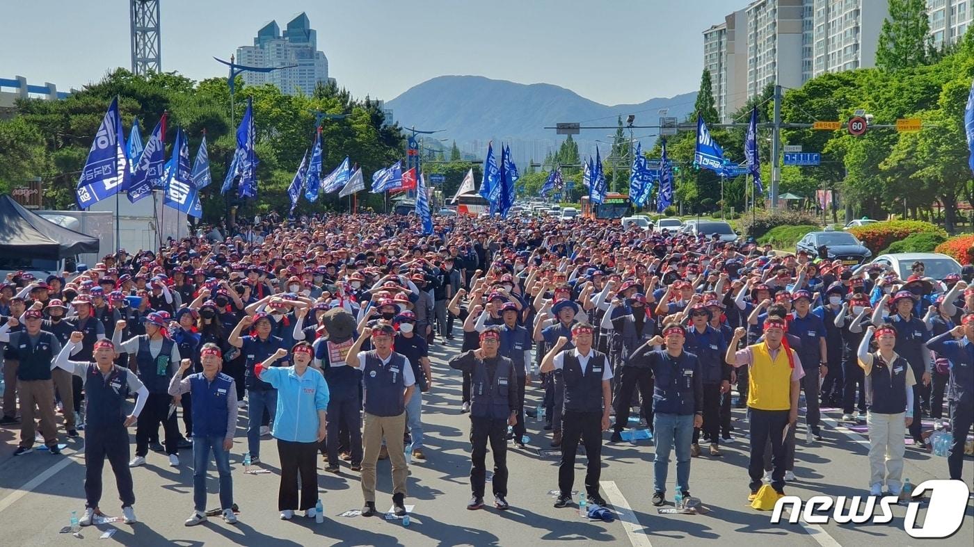 본문 이미지 - 민주노총 금속노조 경남지부가 31일 경남 창원시 성산구 창원 만남의광장에서 집회를 열고 정부에 노조법 개정을 촉구하고 있다. 2023.5.31. ⓒ 뉴스1 박민석 기자