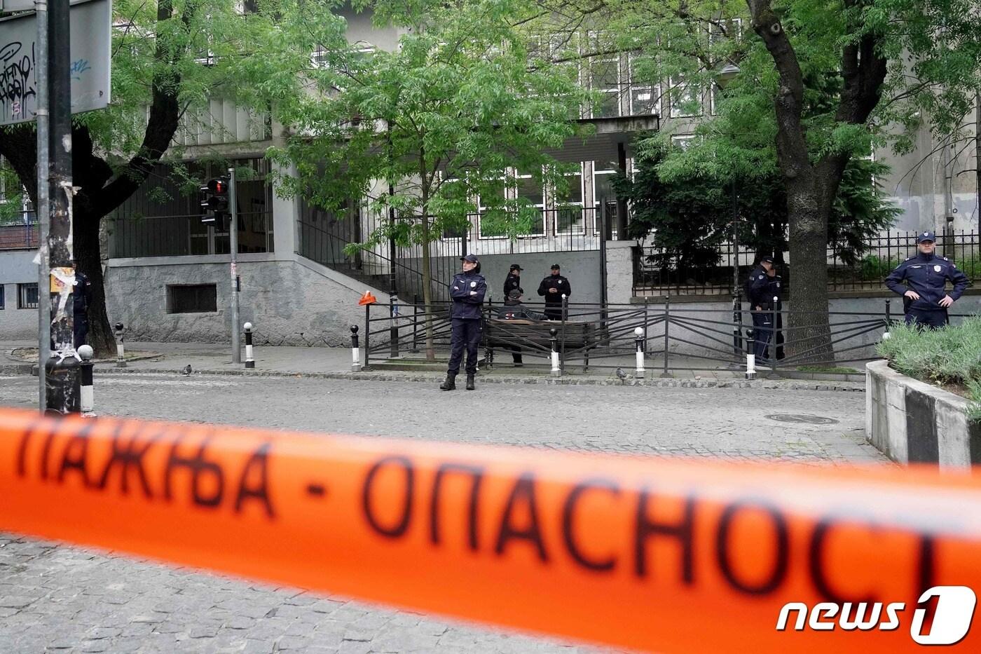 본문 이미지 - 세르비아 수도인 베오그라드 소재 학교에서 3일(현지시간) 13세 소년이 총기를 난사해 여학생 8명, 남학생 1명 등 학생 8명과 경비원 1명이 사망했고 7명이 부상했다. ⓒ AFP=뉴스1 ⓒ News1 정윤영 기자