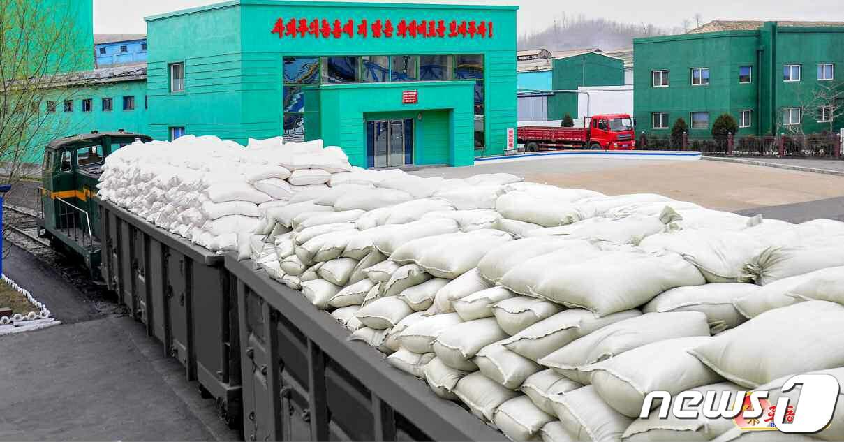 본문 이미지 - (평양 노동신문=뉴스1) = 북한 노동당 기관지 노동신문은 4일 "올해 알곡 생산 목표는 12개 중요고지의 첫 번째 고지"라면서 "농업 전선에 대한 지원을 백방으로 강화하자"라고 보도했다. 사진은 농촌에 보낼 비료를 생산하는 흥남비료연합기업소. [국내에서만 사용가능. 재배포 금지. DB 금지. For Use Only in the Republic of Korea. Redistribution Prohibited] rodongphoto@news1.kr
