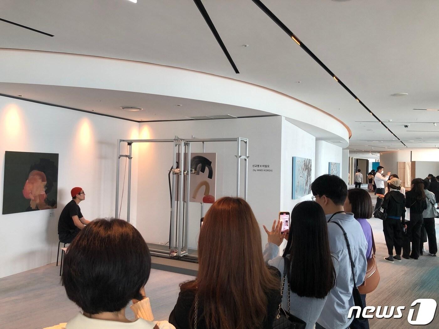 본문 이미지 - 신교명 작가가 인공지능 로봇 이일오와 함께 라이브드로잉을 선보이고 있다.2023.5.03/뉴스1 ⓒ News1 박상아 인턴 기자